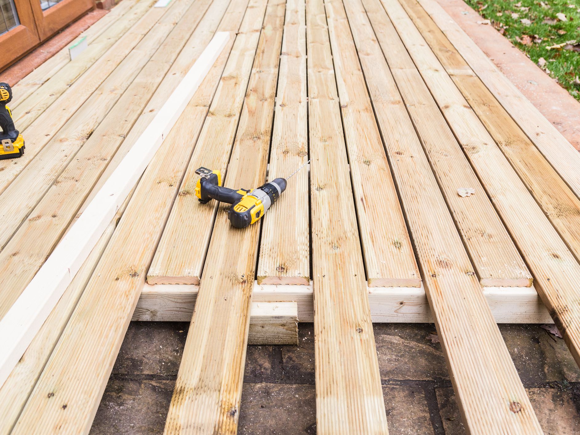 wooden-decking-construction--500876640-61b1cbaf9e8f429296765c7553645e1d wooden-decking-construction--500876640-61b1cbaf9e8f429296765c7553645e1d